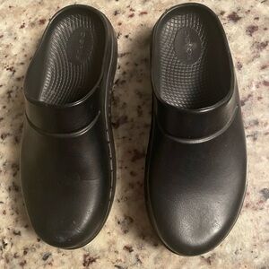 OOFOS Clogs